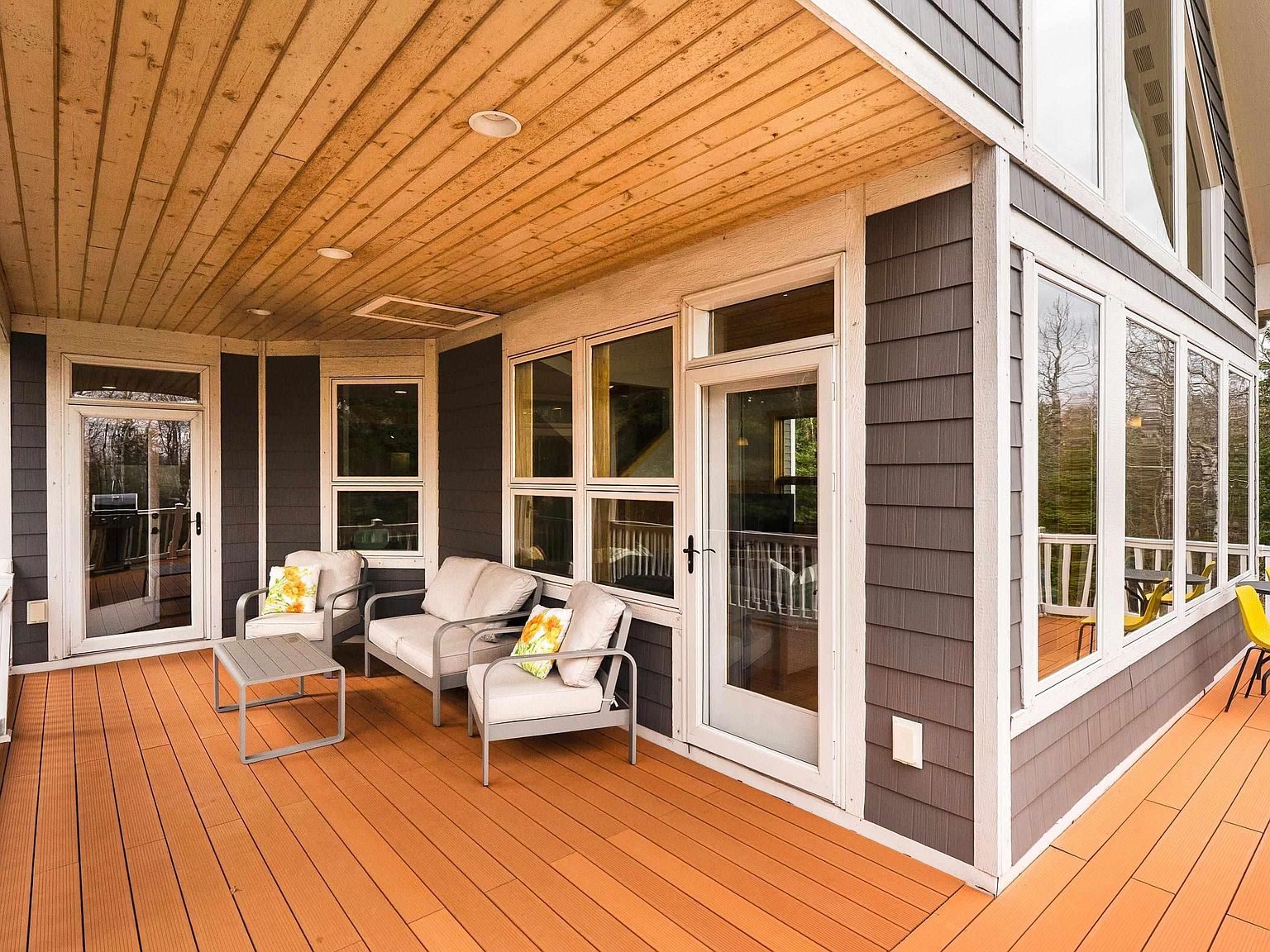 The wraparound deck